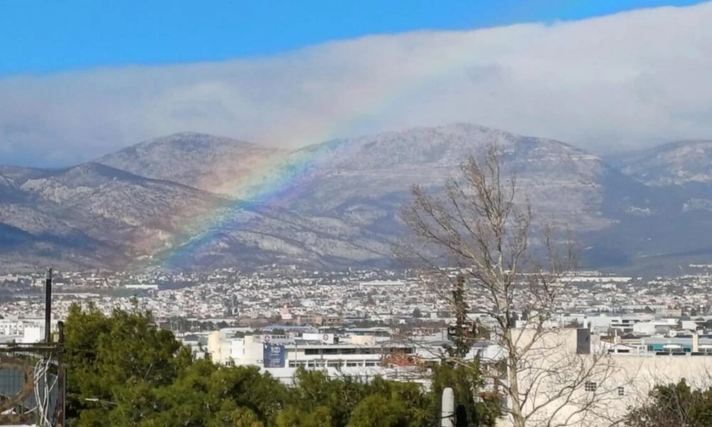 Η πρώτη χιονόπτωση της χρονιάς για την Πάρνηθα - Ευχάριστη έκπληξη το ουράνιο τόξο